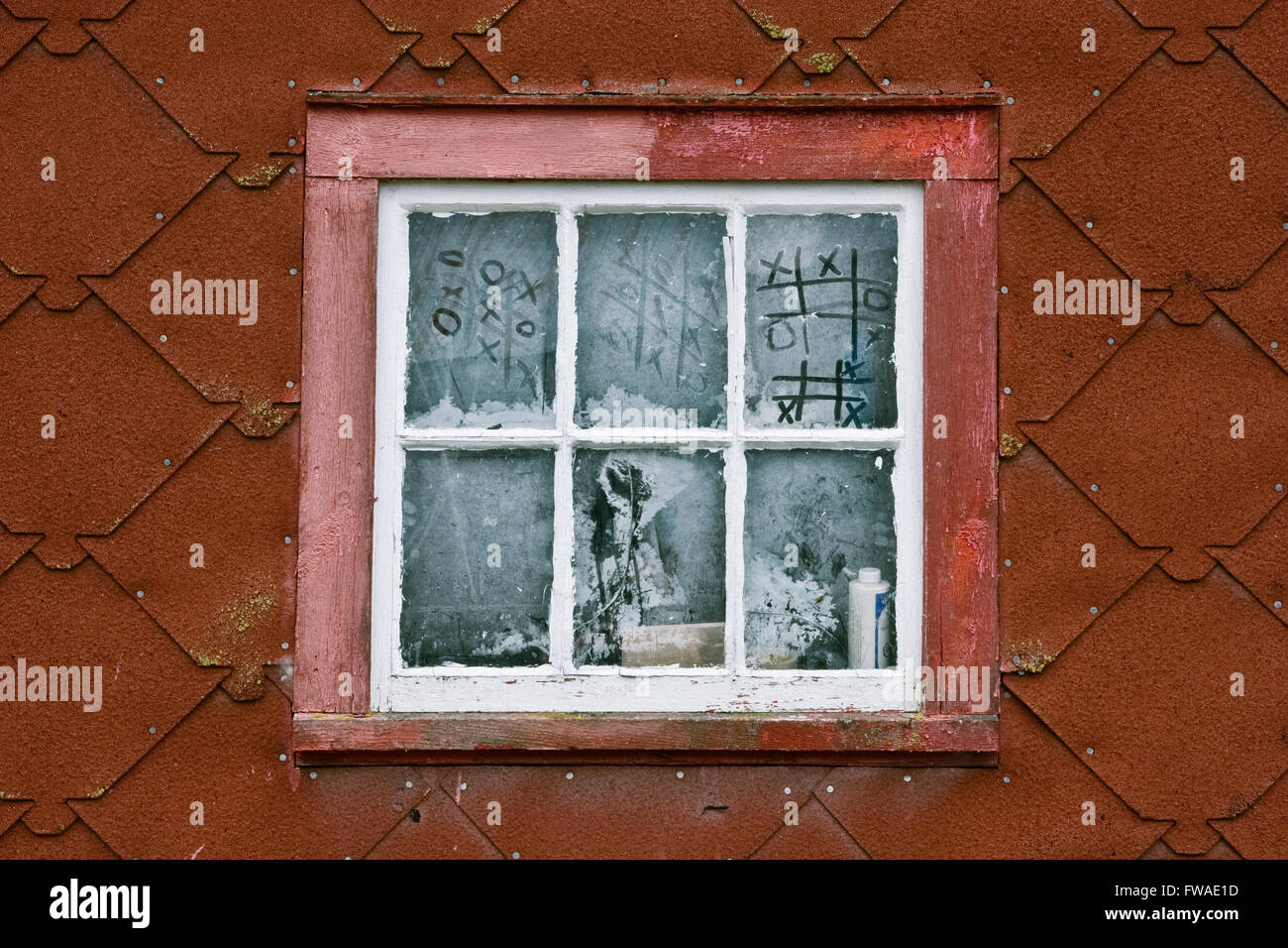 Vecchia finestra con Tic Tac Toe scritto in polvere, Grand Manan, New Brunswick, Canada Foto Stock
