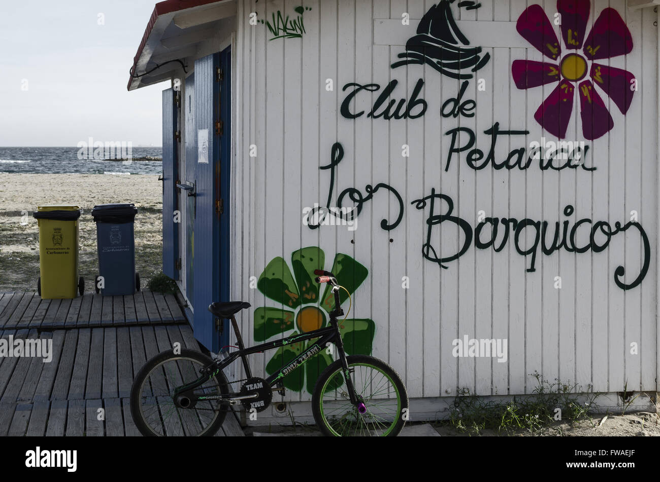 Una bicicletta verde vista in Carboneras beach, provincia di Almeria, Spagna Foto Stock