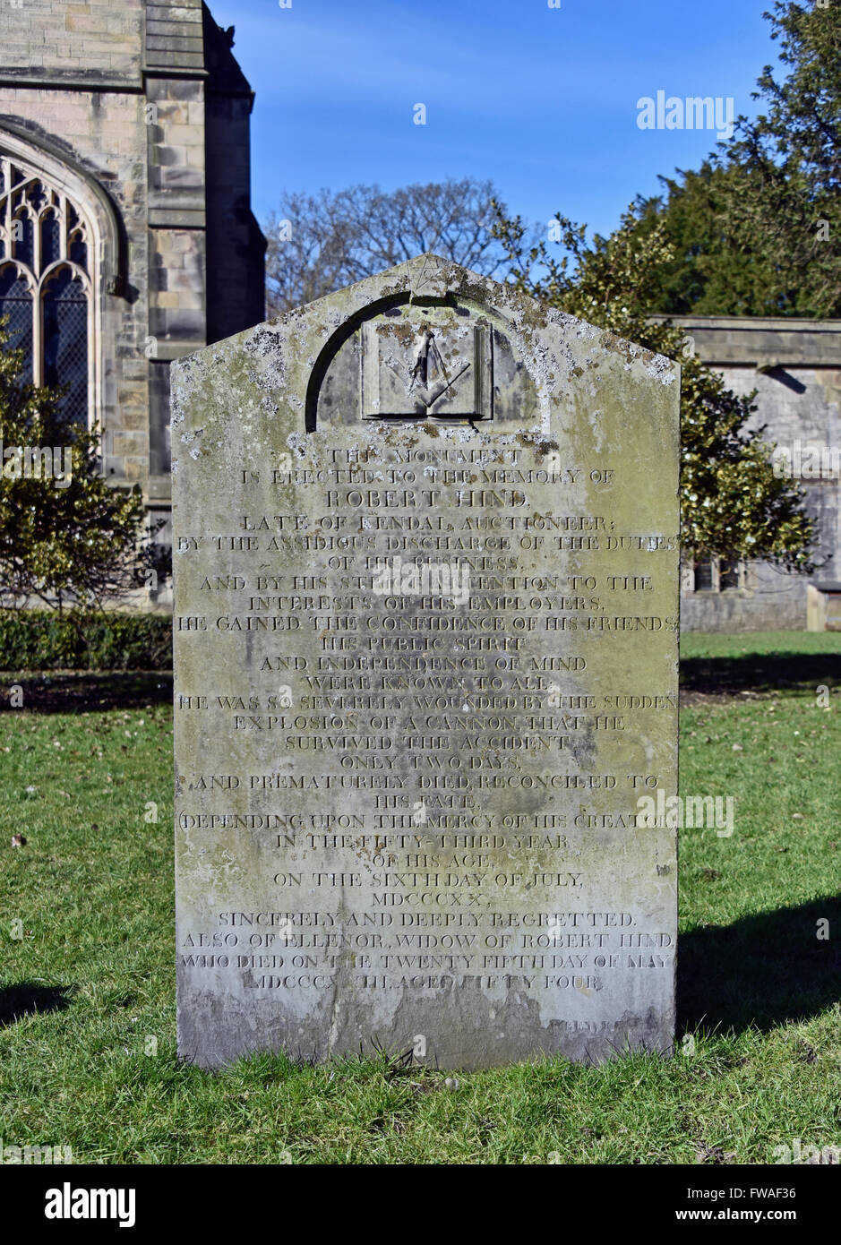 Pietra tombale con simboli massonico. Kendal Chiesa Parrocchiale, Kendal Cumbria, England, Regno Unito, Europa. Foto Stock