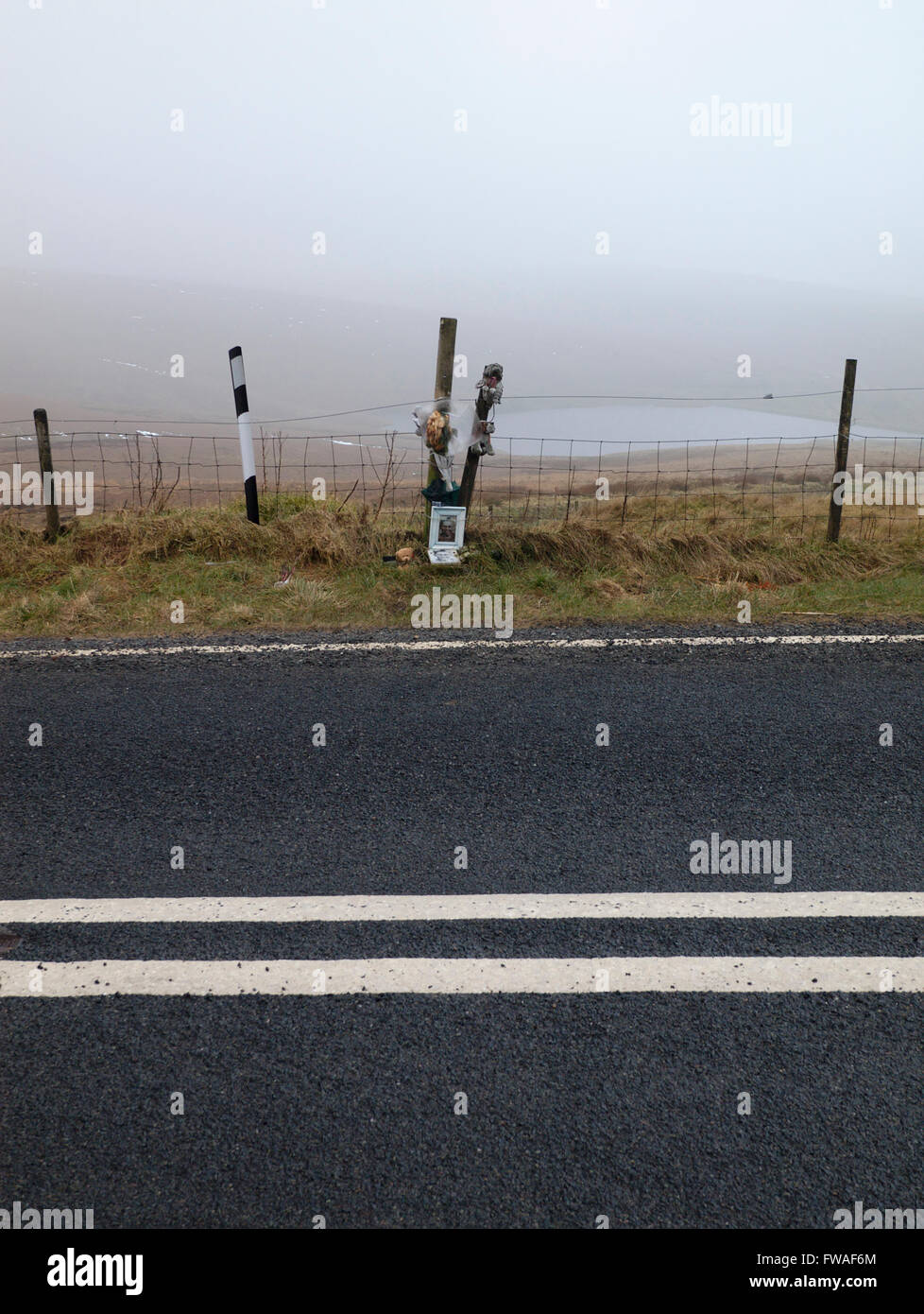 Le fotografie e i fiori in memoria di lande omicidio vittima Keith Bennett dove la Pennine Way lascia Wessenden Head Road. Foto Stock