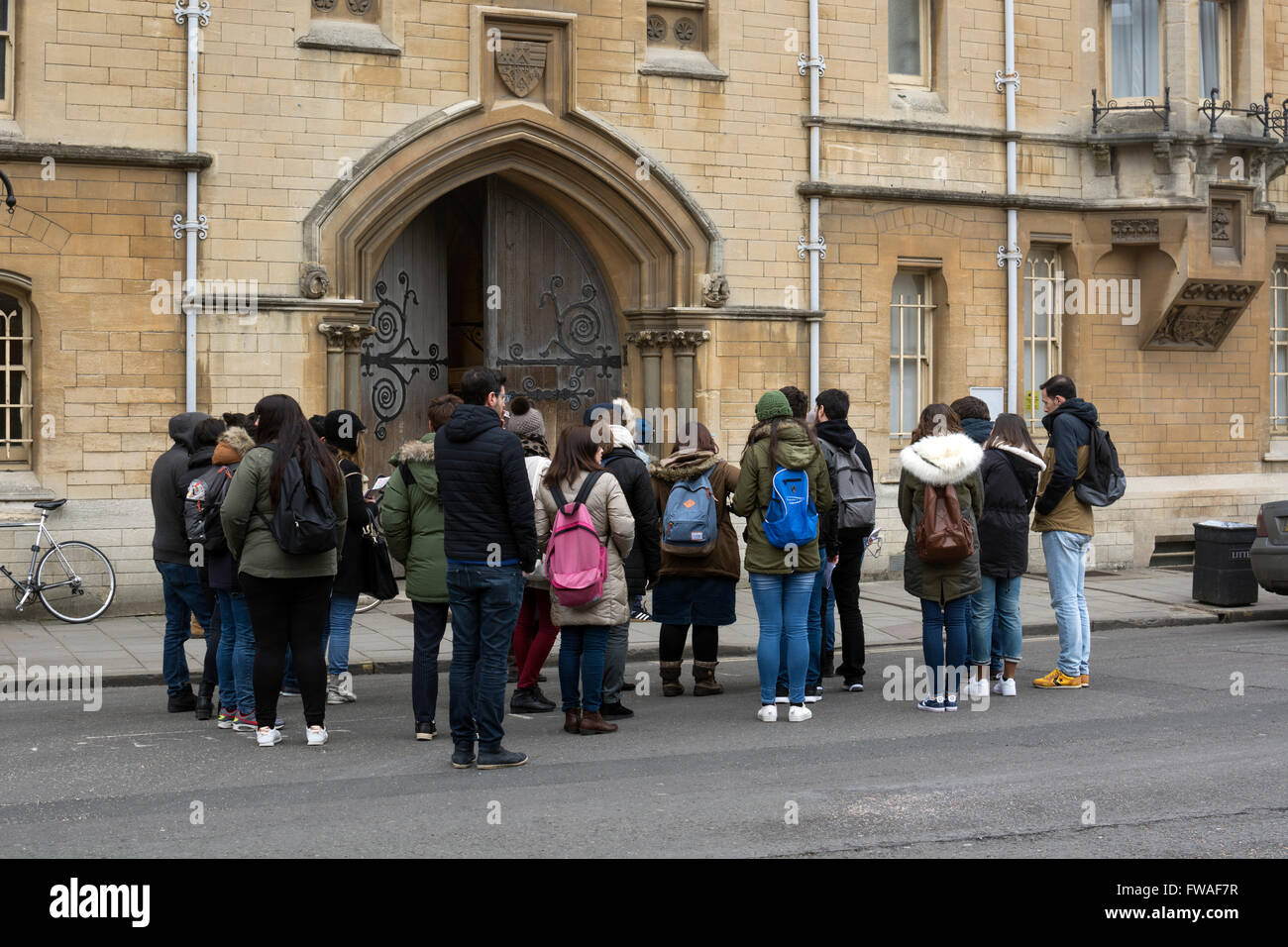 Guidate il gruppo turistico nel centro di Oxford, Regno Unito Foto Stock