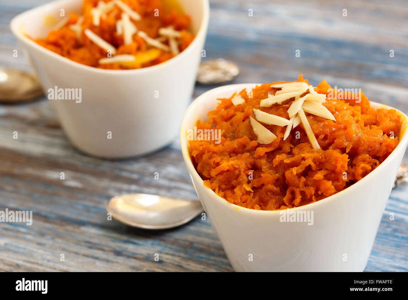 Halwa carota - Diwali dolce fatto di carote il latte e lo zucchero nel rustico contenitore in acciaio Foto Stock