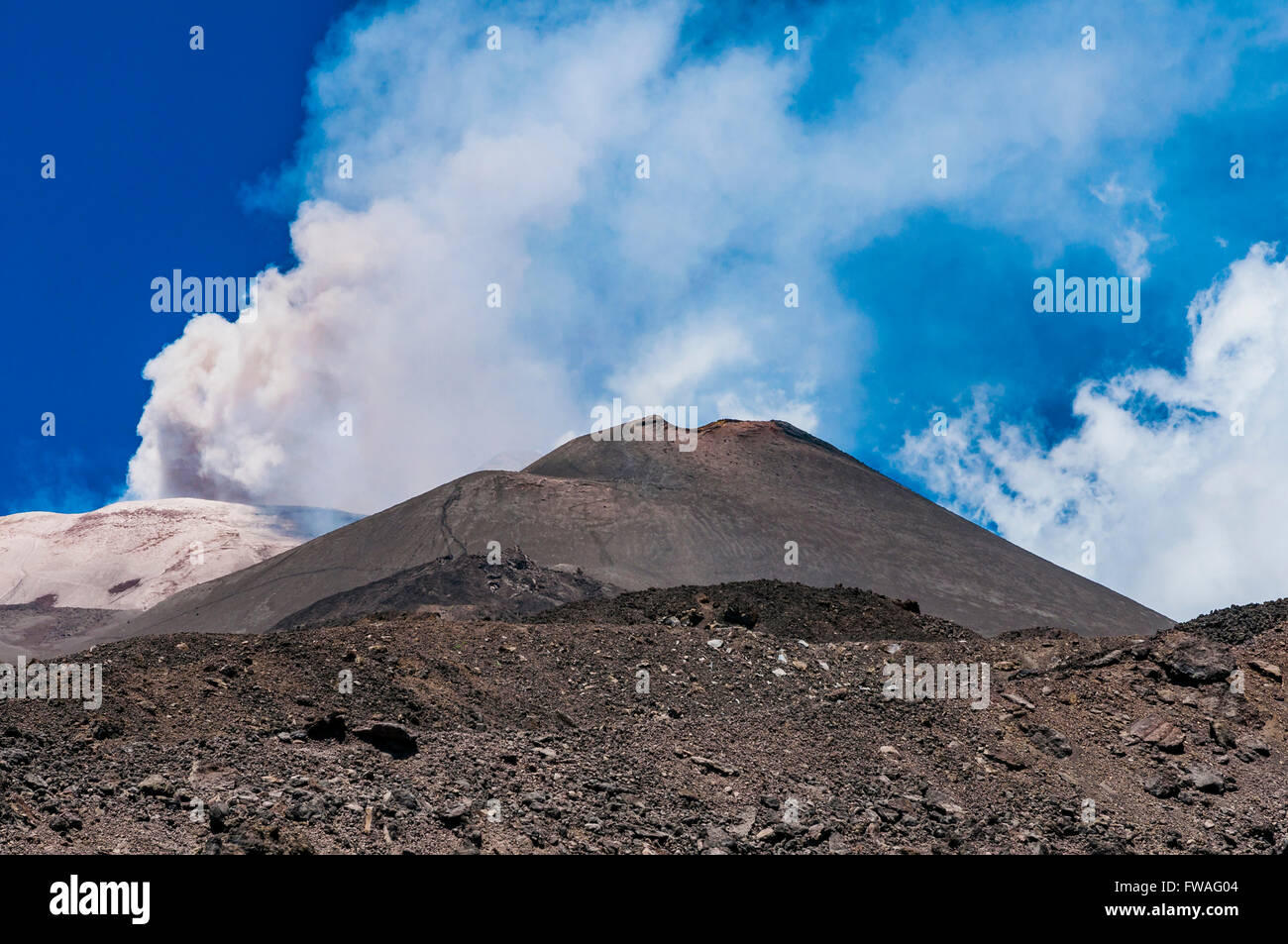 Pennacchio di cenere dell'Etna durante la sua attività. Nicolisi, Catania, Sicilia, Italia Foto Stock