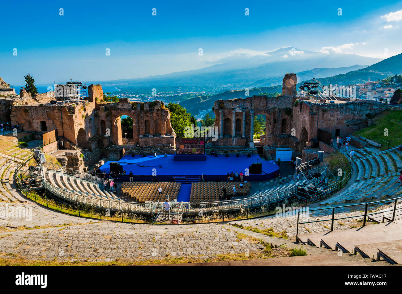 Il Teatro Antico di Taormina è un antico teatro greco. Sullo sfondo il vulcano Etna. Taormina, Messina, Sicilia Foto Stock