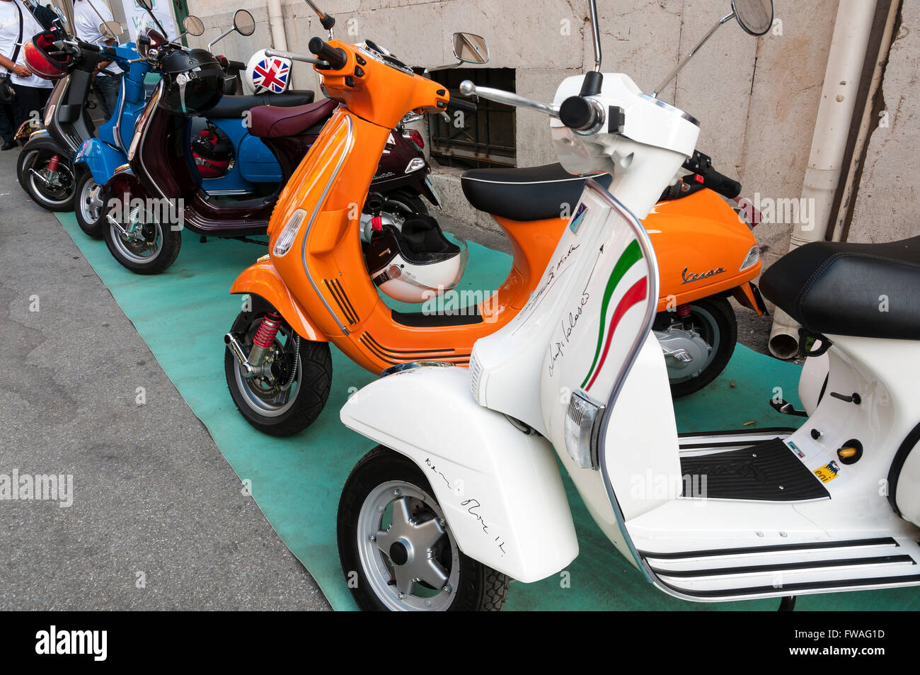 Motociclo Vespa, un'icona dell'Italia. Taormina, Messina, Sicilia, Italia Foto Stock