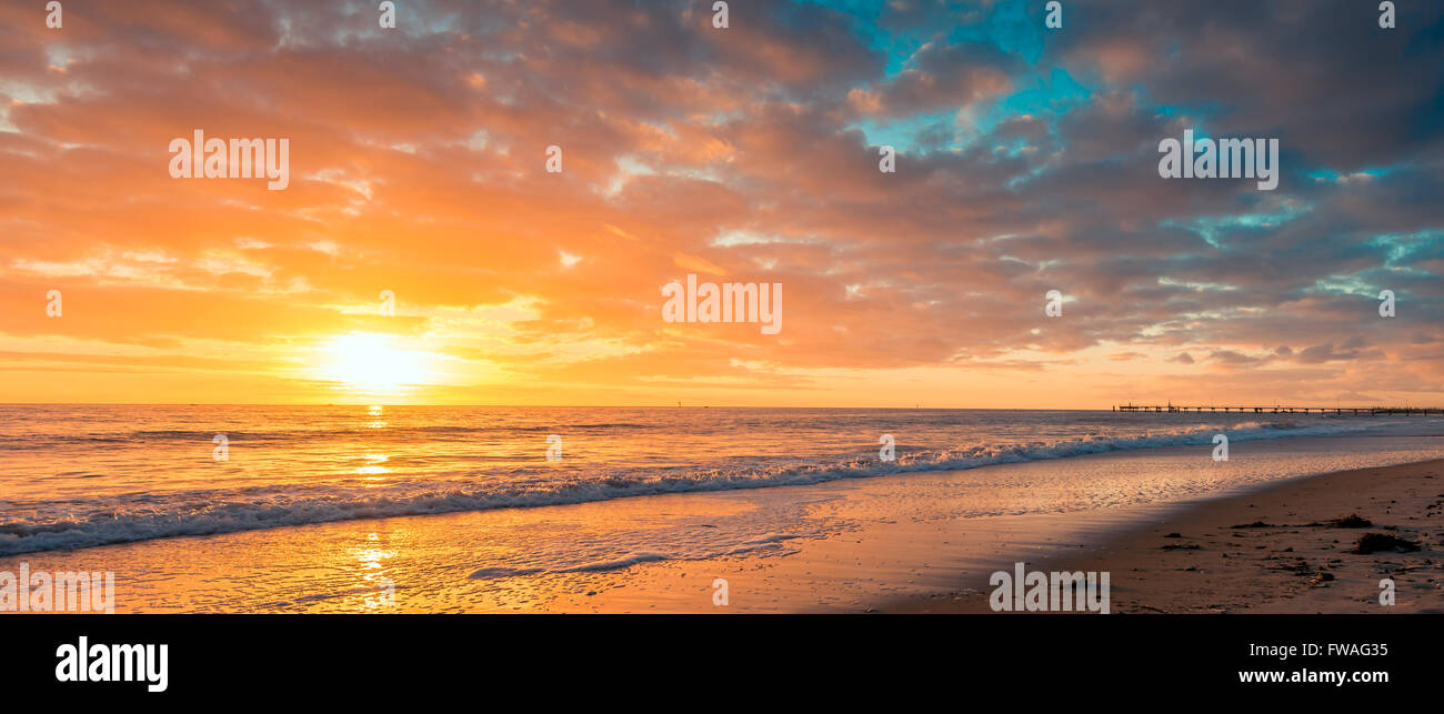 Bellissimo tramonto spettacolare alla spiaggia di Glenelg, Sud Australia. Tonificazione del colore applicato Foto Stock