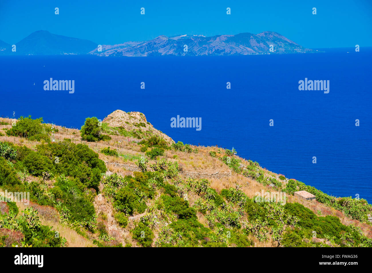 Vulcano e Lipari Isole dalla collina Santuario Tindari, Messina, Sicilia Foto Stock
