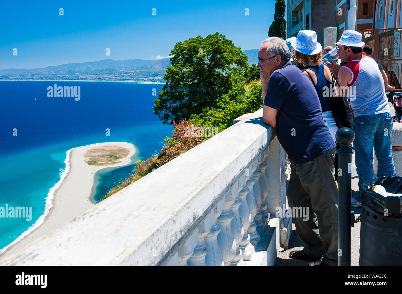 I turisti alla ricerca del Santuario di Tindari, Messina, Sicilia Foto  stock - Alamy