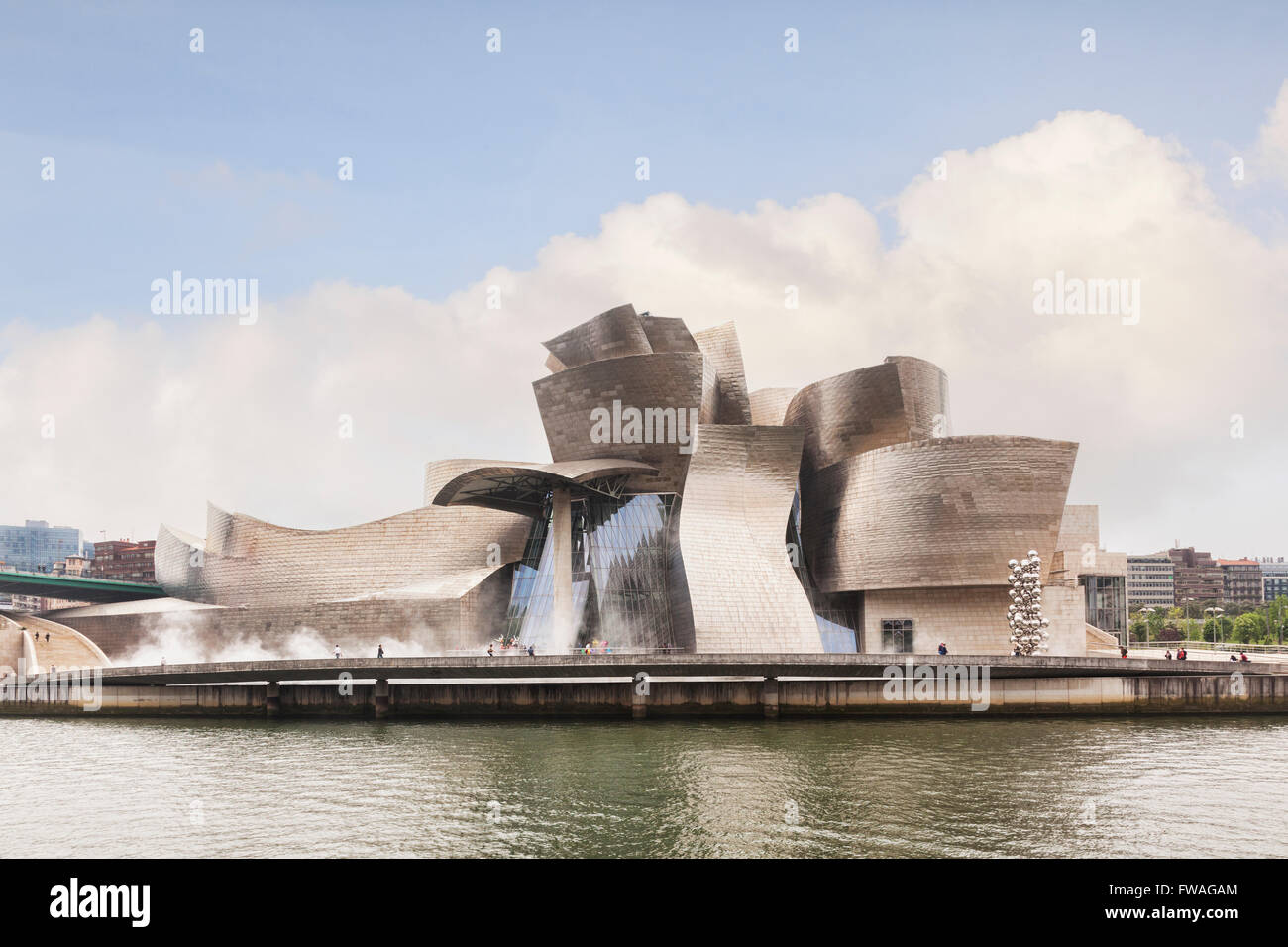 Il Museo Guggenheim di Frank Gehry sulle rive del fiume Nervion, Bilbao, Paesi Baschi Foto Stock