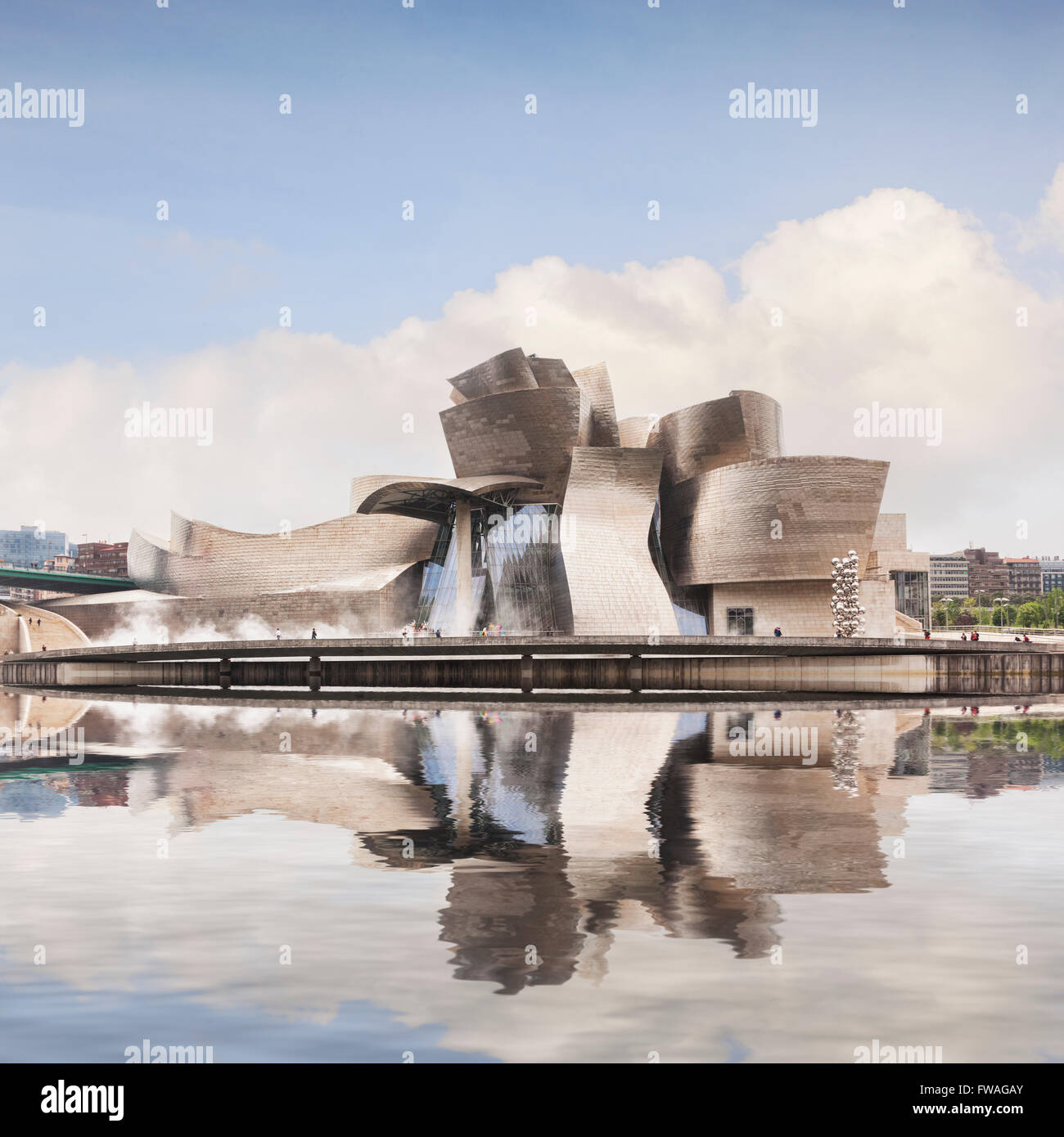 Il Museo Guggenheim di Frank Gehry riflessa nel fiume Nervion, Bilbao, Paesi Baschi Foto Stock