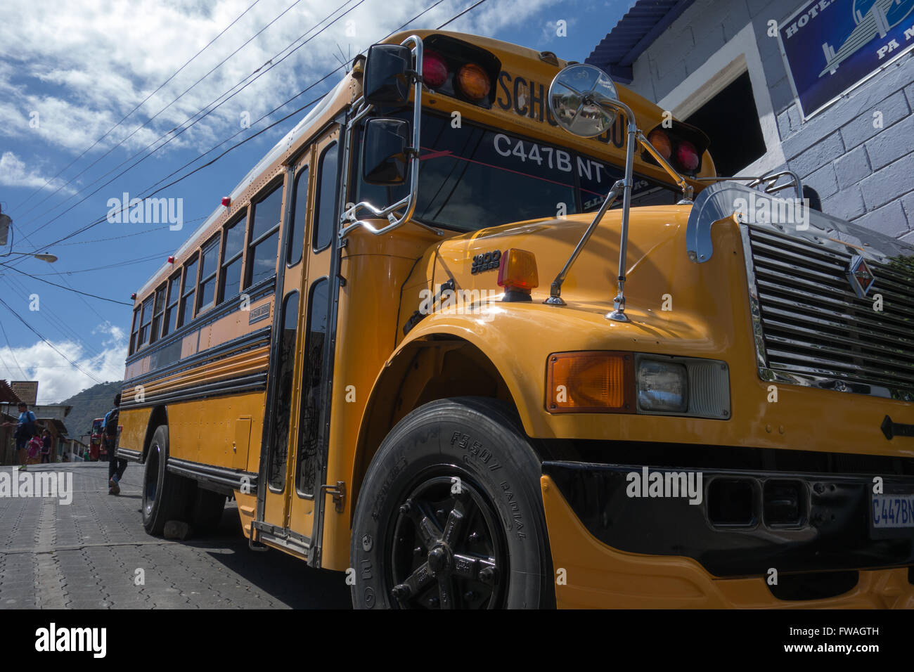 Chickenbus, ex scuola bus da USA a San Juan, lago Atitlan, Guatemala. Foto Stock