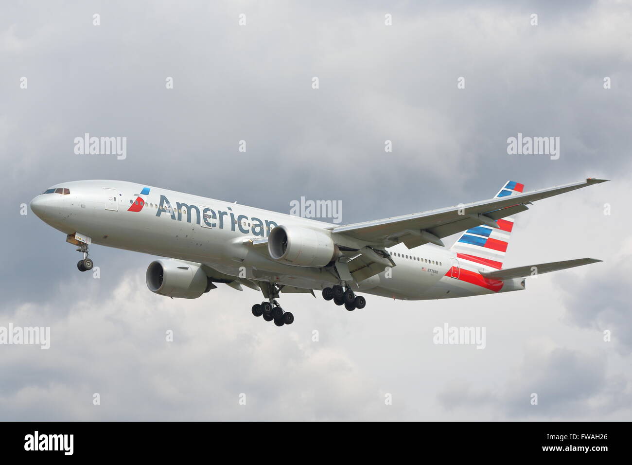 American Airlines Boeing 777-200 ER N778un arrivando all'Aeroporto Heathrow di Londra, Regno Unito Foto Stock