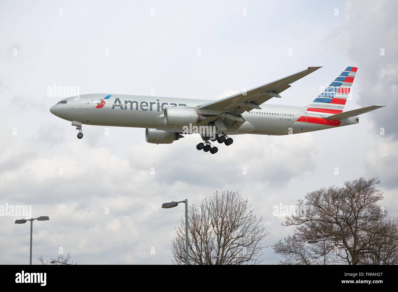 American Airlines Boeing 777-200 ER N778un arrivando all'Aeroporto Heathrow di Londra, Regno Unito Foto Stock