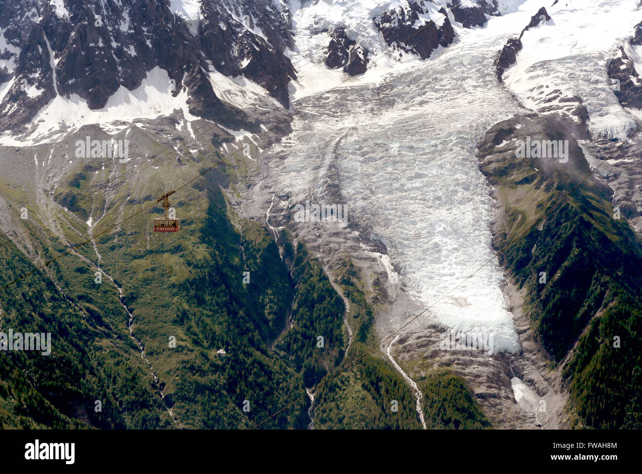 Il Brevent funivia passa nella parte anteriore del Glacier des Bossons, Chamonix, Alta Savoia, Francia. Foto Stock