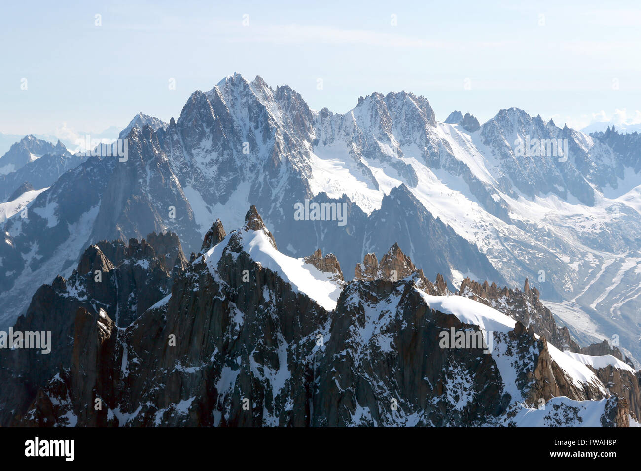 Montagne visto dall'Aiguille du Midi, Chamonix, Alta Savoia, Francia. Foto Stock