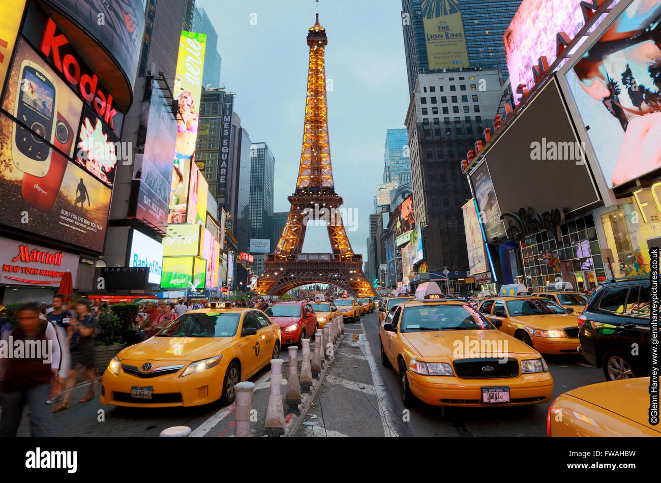 Taxi gialli e luci di Times Square a New York City, Stati Uniti d'America. Foto Stock