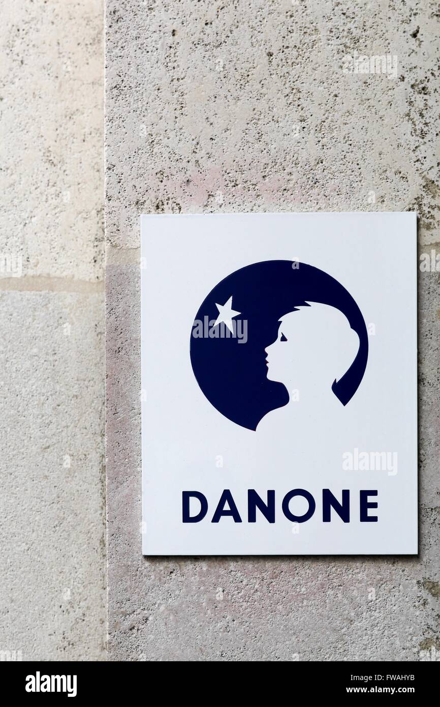 Il logo di Danone all'ingresso della sede centrale a Parigi, Francia Foto Stock