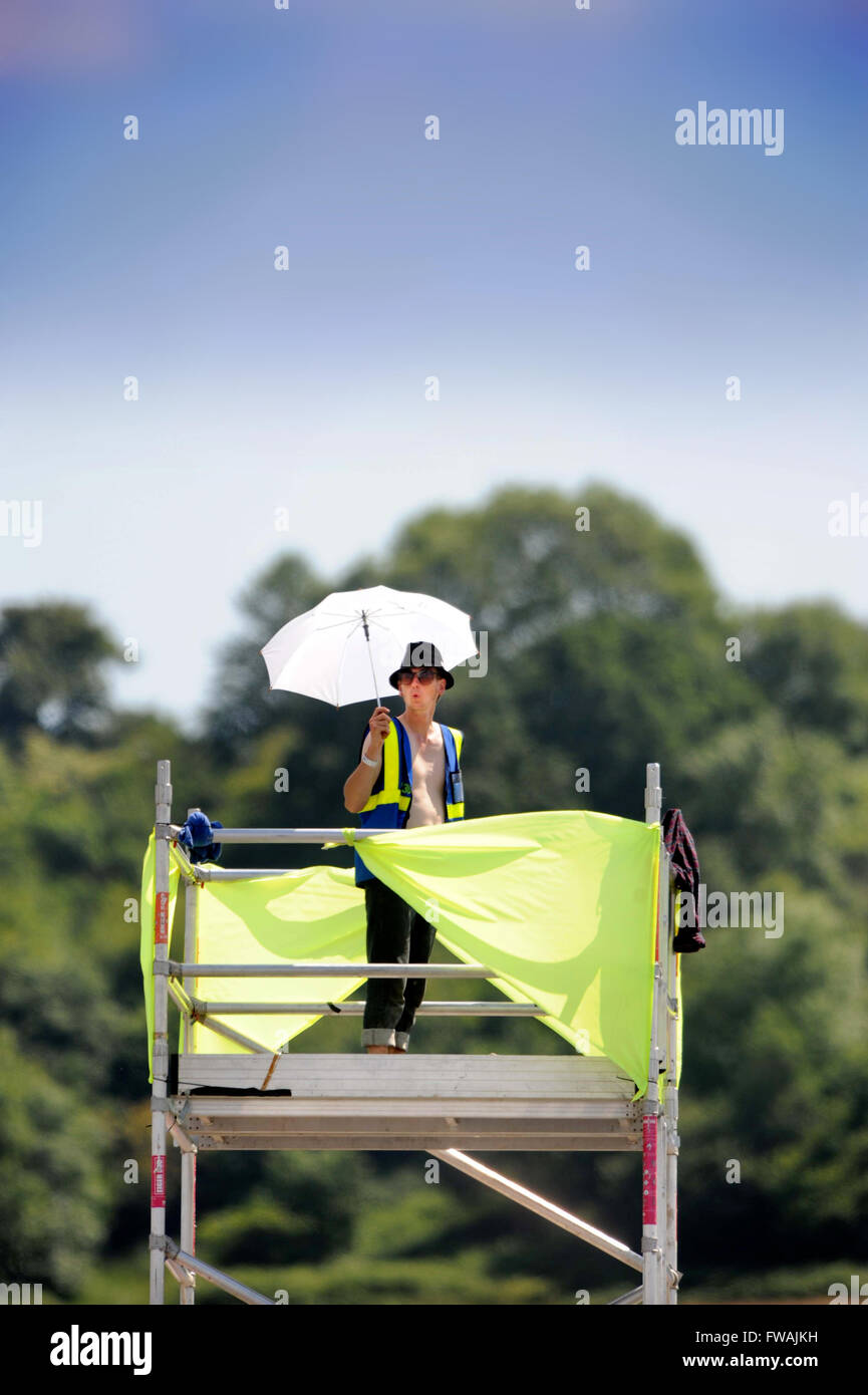 Un amministratore ottiene da con la minima ombra durante un tempo caldo anno presso il festival di Glastonbury 2010 Pilton, Somerset REGNO UNITO Foto Stock