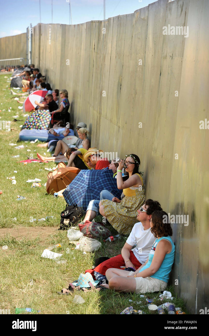 I festaioli utilizzare qualsiasi tonalità disponibili presso il festival di Glastonbury 2010 Pilton, Somerset REGNO UNITO Foto Stock