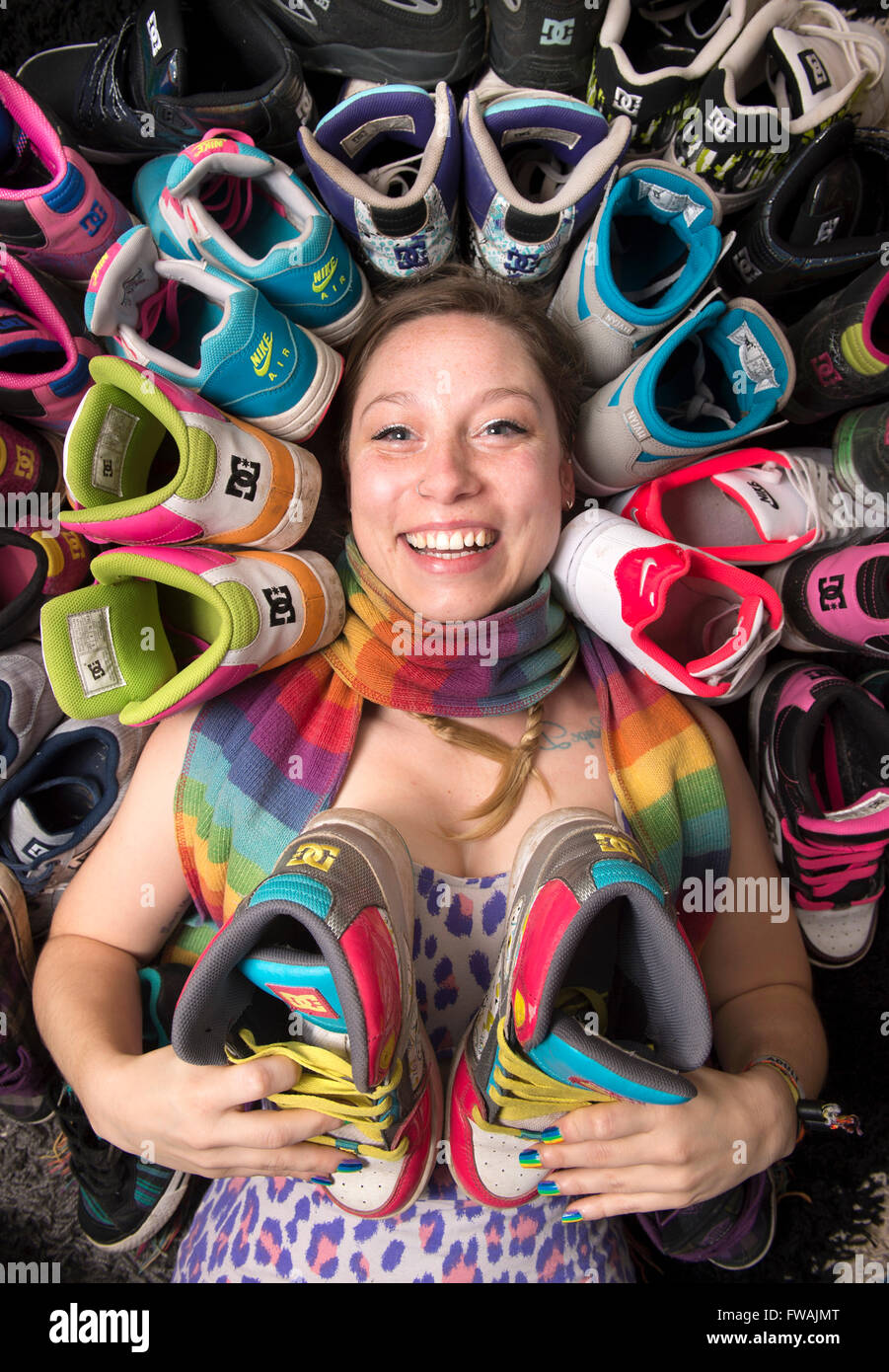 Una giovane ragazza con una grande collezione di formatori REGNO UNITO Foto Stock