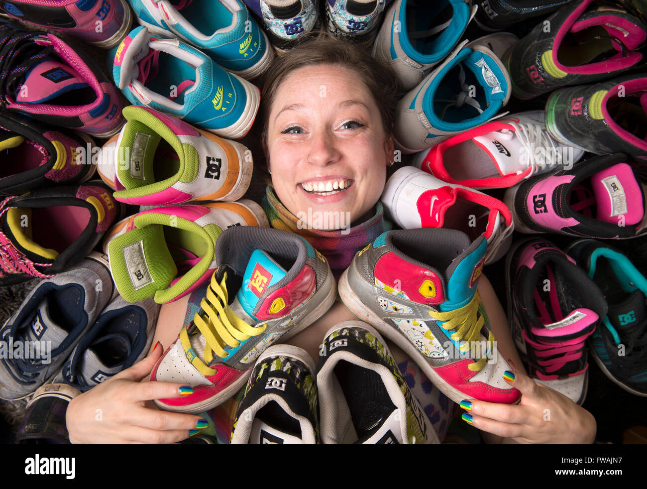 Una giovane ragazza con una grande collezione di formatori REGNO UNITO Foto Stock