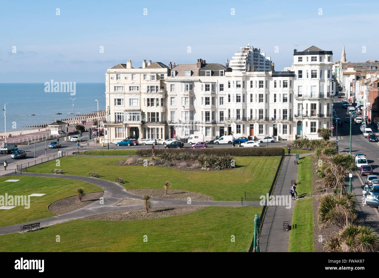 Edifici appartamento che si affaccia sul mare e parco a Warrior Square, St Leonards-on-Sea, East Sussex, Inghilterra Foto Stock