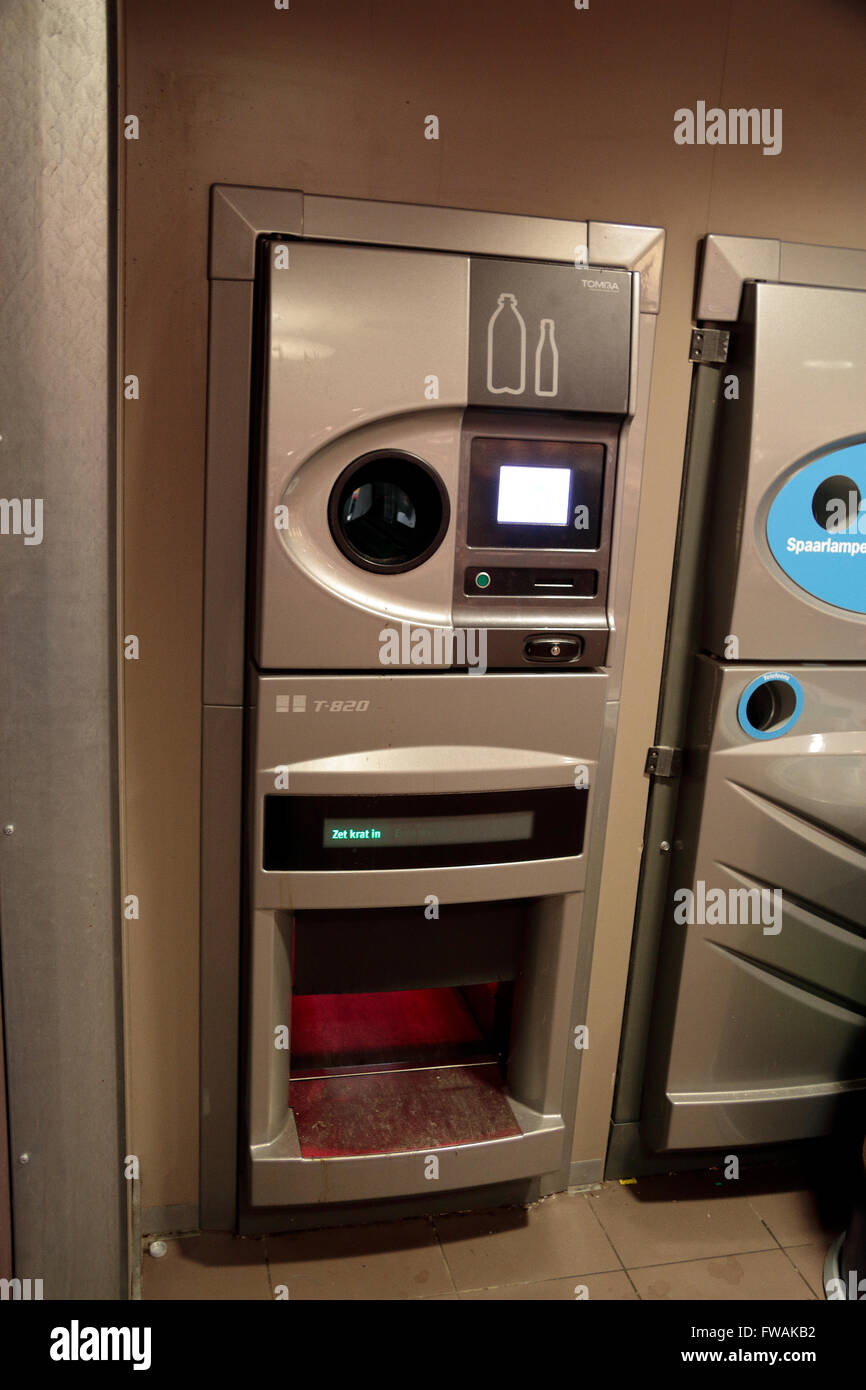 Un Tomra elettronico di una bottiglia di vetro riciclaggio macchina in Amsterdam, Paesi Bassi. Foto Stock