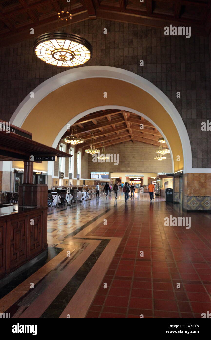 Interno della Union Station, Los Angeles, California, Stati Uniti d'America che mostra le informazioni di booth e pendolari fresatura nella distanza. Foto Stock