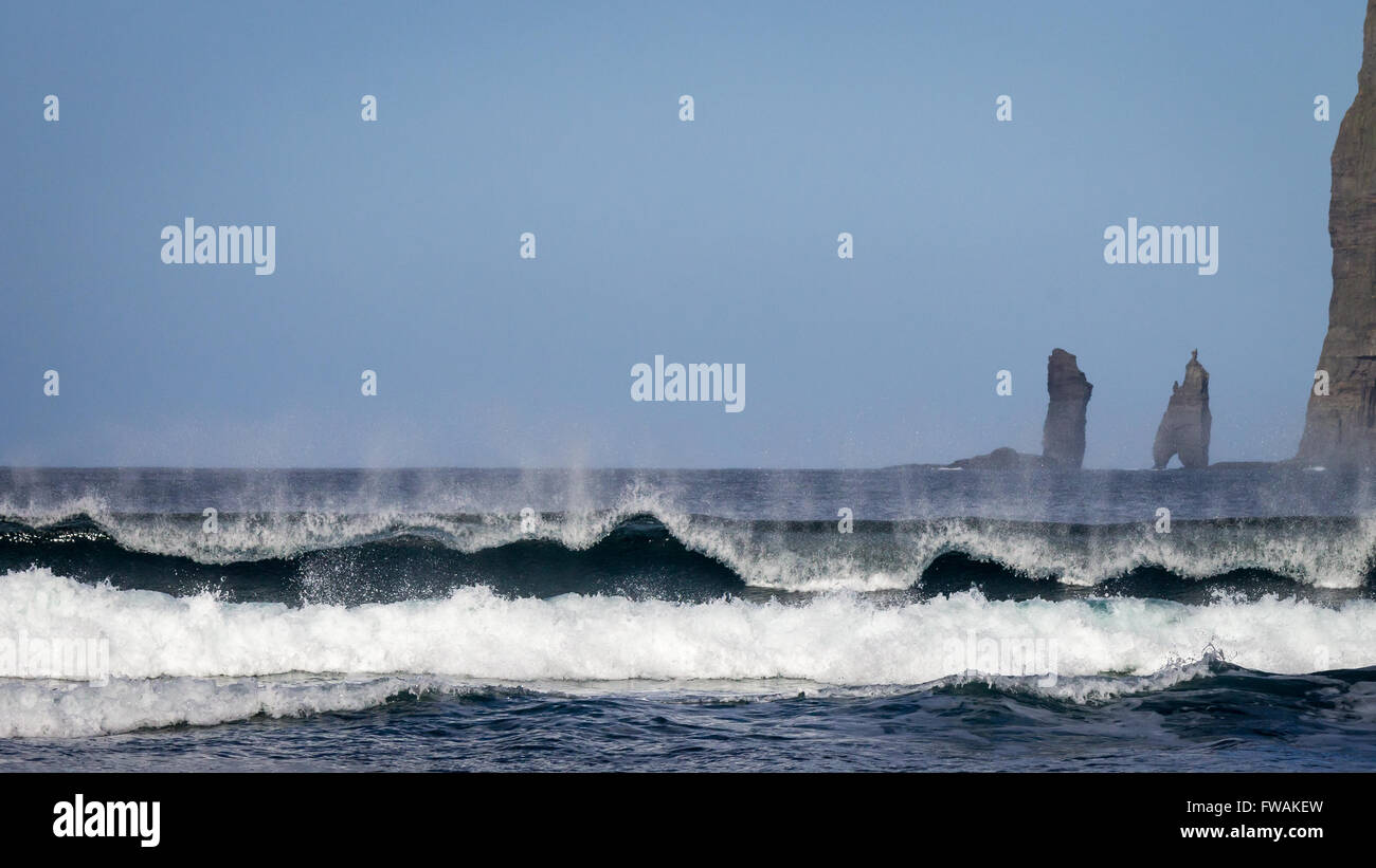 Potente oceano onde Risin e Kellingin in background. Tjornuvik, isole Faerøer, la Danimarca, l'Europa. Foto Stock