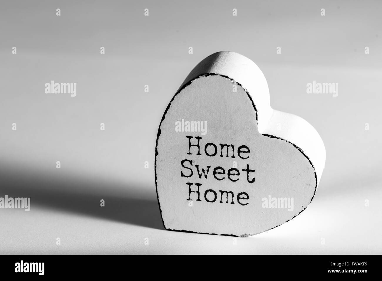 A forma di cuore ad oggetto con le parole home sweet home dipinto su di esso Foto Stock