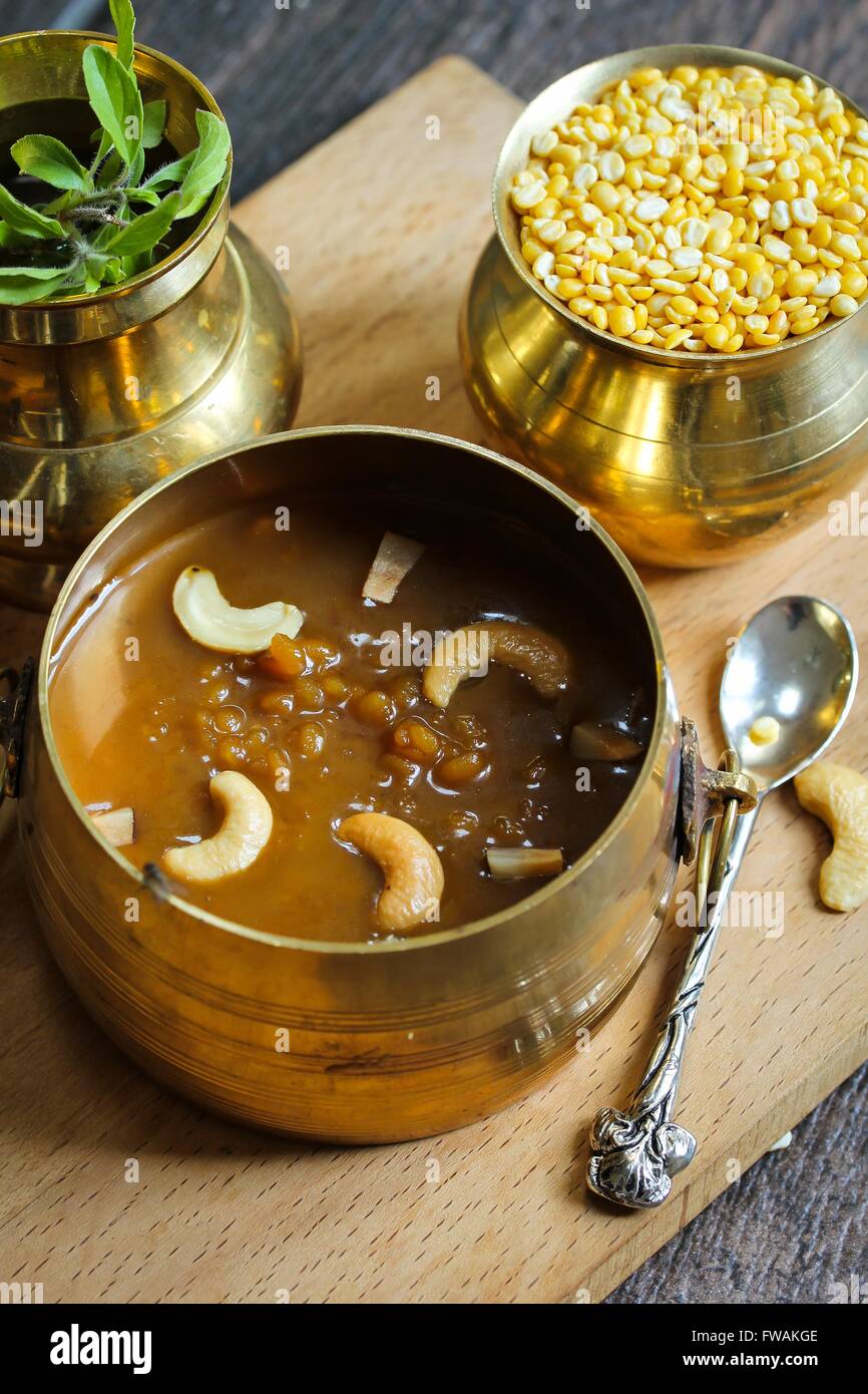 Lenticchia Kheer / Pradaman parippu payasam - Lentil dessert preparati durante il Sud festival indiano Foto Stock