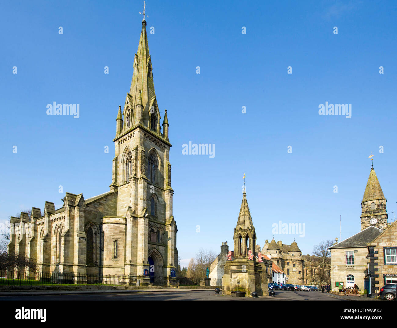 03/04/2016, chiesa parrocchiale e Bruce fountian nelle Falkland, Fife, Scozia, Regno Unito. Foto Stock
