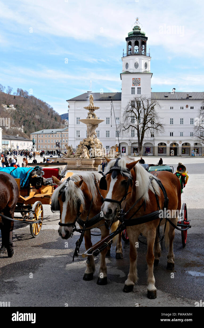 I cavalli e la piazza Residenzplatz, Salisburgo, Austria, Europa Foto Stock