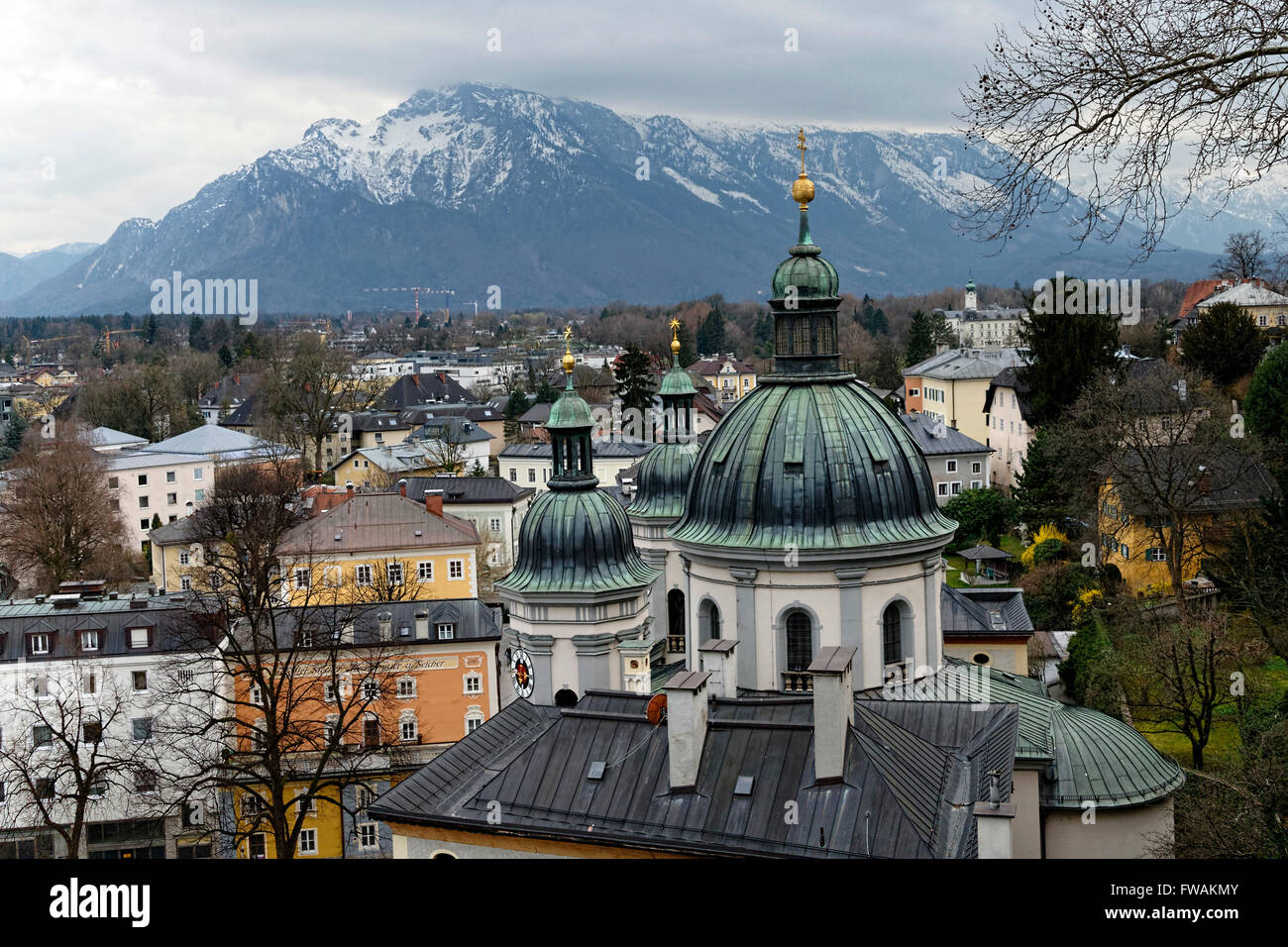 Panoramica sul tetto di Salisburgo con la cupola del Kajetanerkirche Kajetaner (chiesa), Salisburgo, Austria, Europa Foto Stock
