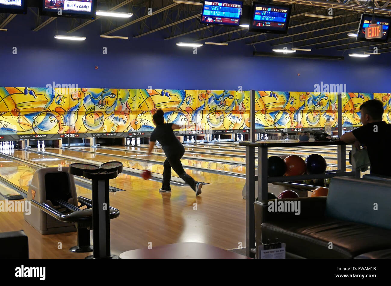 Una parte delle persone che giocano a bowling in un bowling 3 volumi Foto Stock