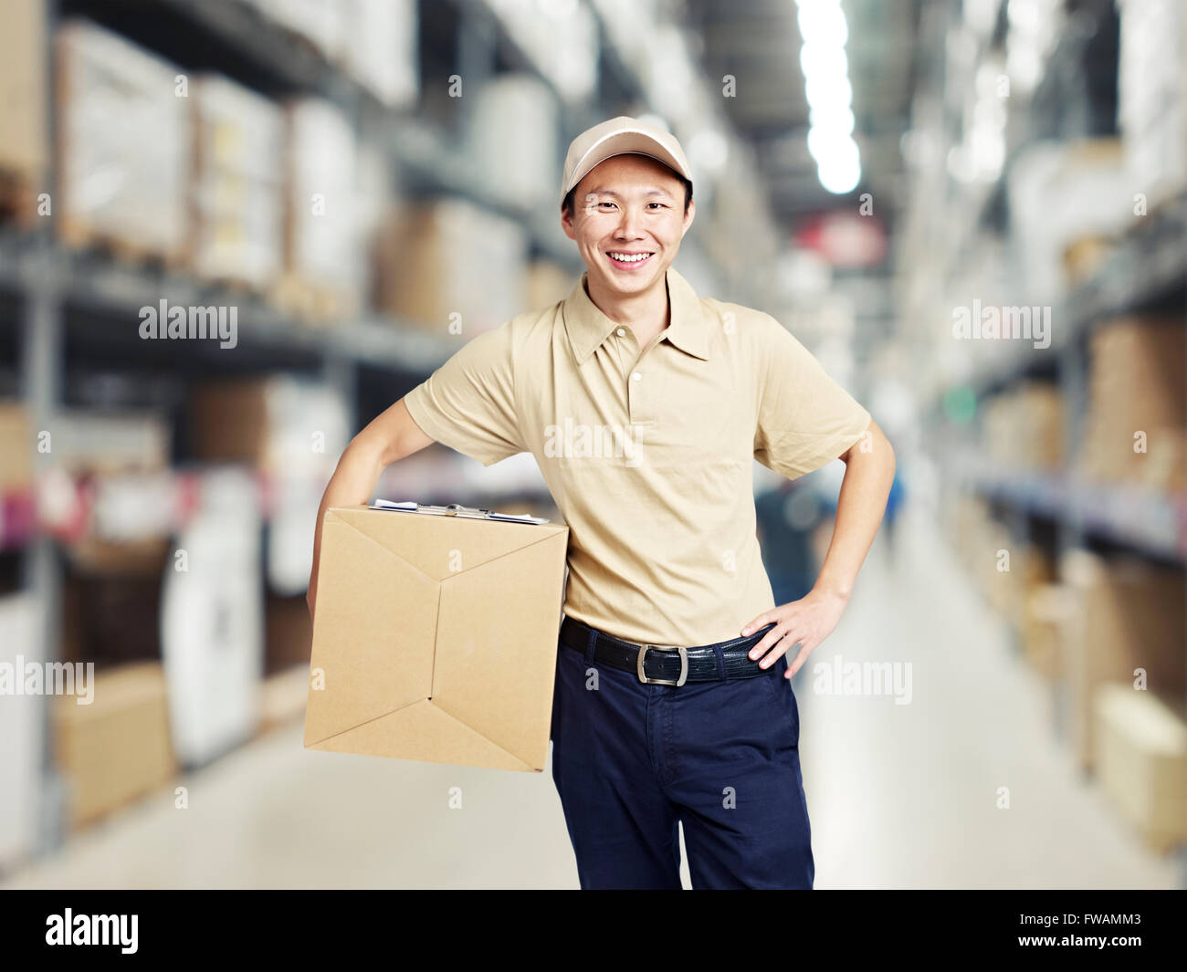 Ritratto di un sorridente giovane operaio di magazzino Foto Stock