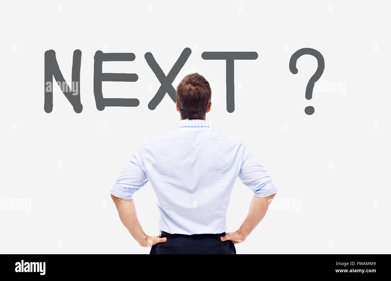 Persona d'affari guardando gli scritti sulla lavagna bianca e di pensare. Foto Stock