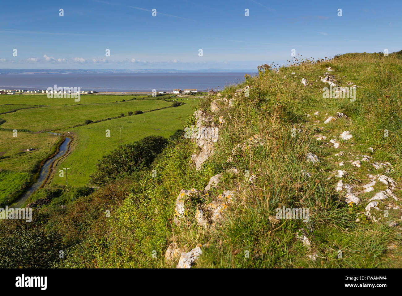 Vista del paesaggio di Brean Down e del canale di Bristol, Somerset, Regno Unito nel mese di agosto. Foto Stock