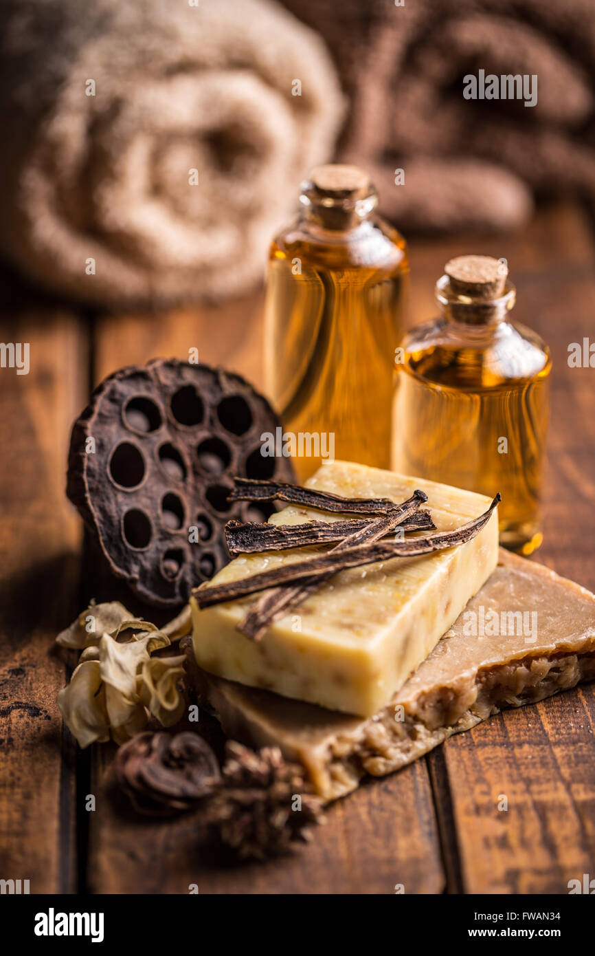 Organico sapone artigianale. Fette di sapone su sfondo di legno Foto Stock