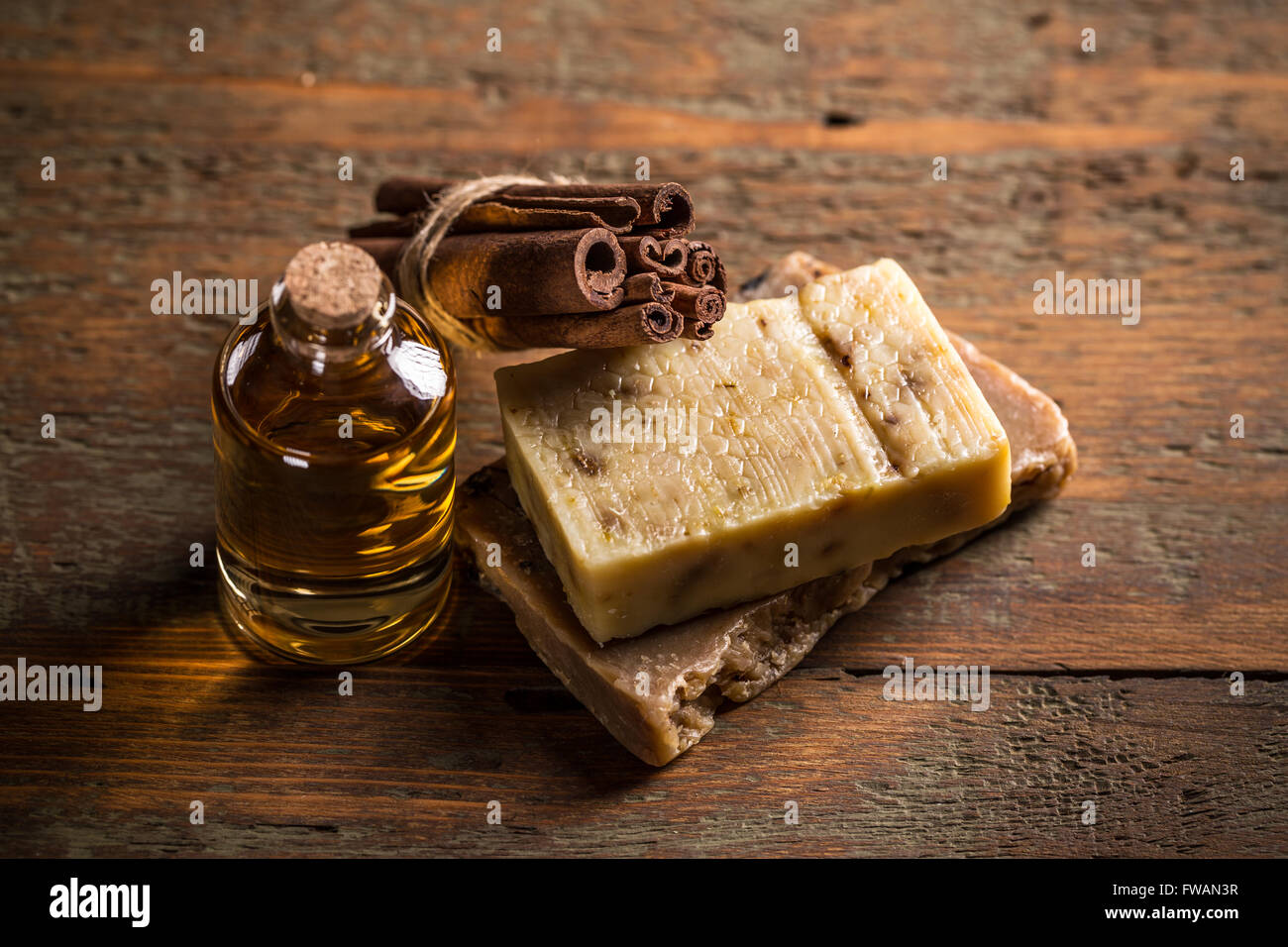 Sapone artigianale con cannella sul rustico sfondo di legno Foto Stock