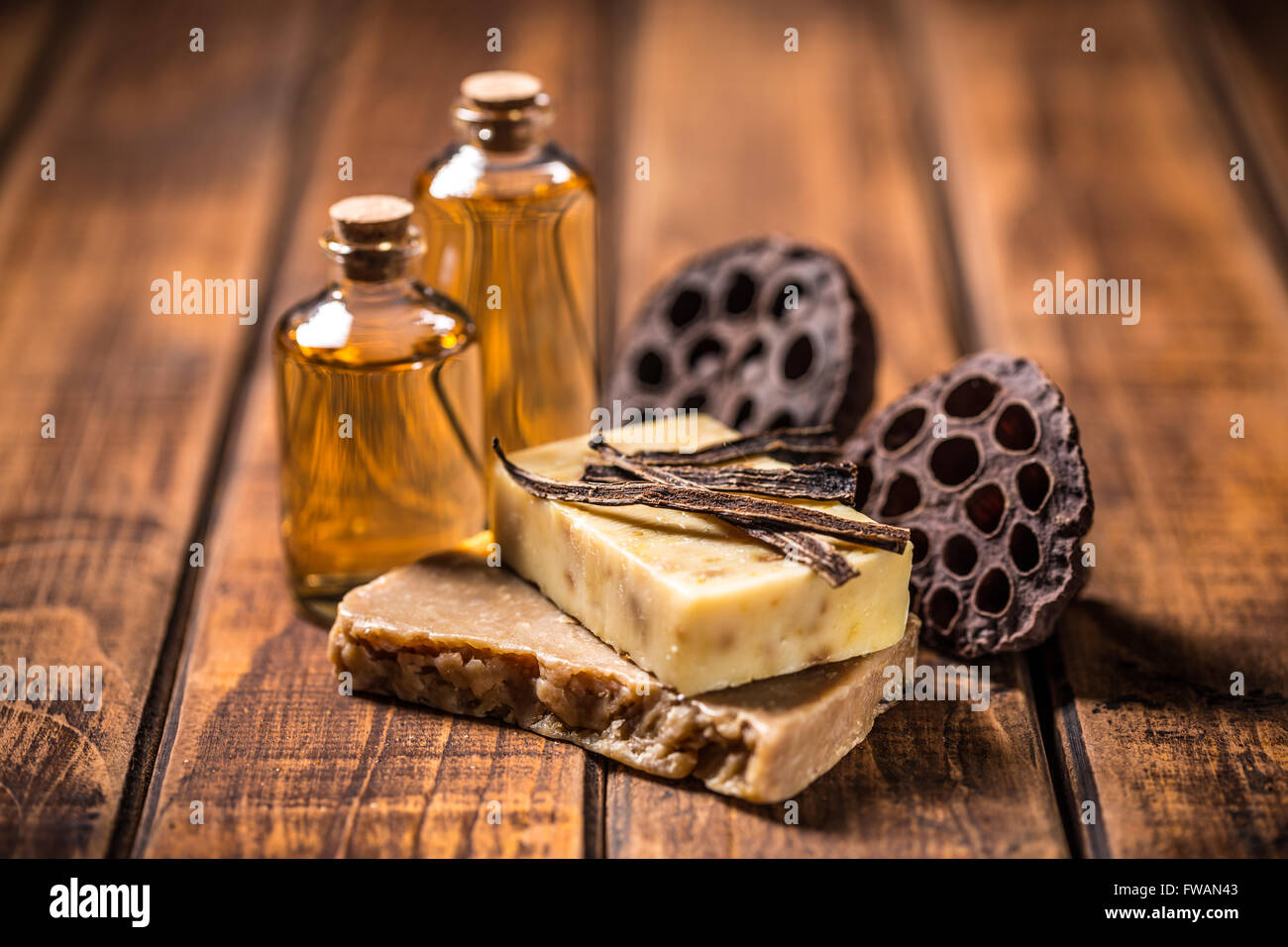Naturale saponi fatti a mano su un tavolo di legno Foto Stock