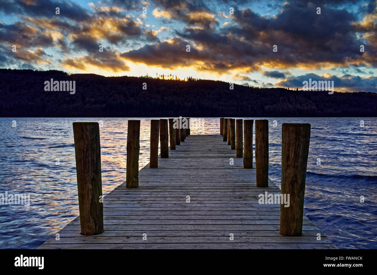 Regno Unito,Cumbria,Lake District,Lago di Windermere, molo al tramonto Foto Stock
