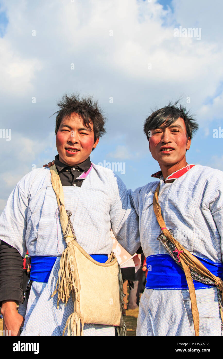 Heqing, Cina - 15 Marzo 2016: Cinese di uomini in antico Bai Yi indumenti durante il Heqing Qifeng Pera festival dei fiori Foto Stock