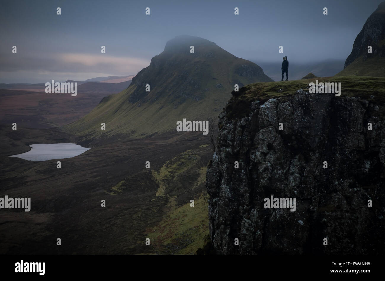 Escursionista femmina da soli nelle Highlands scozzesi Foto Stock