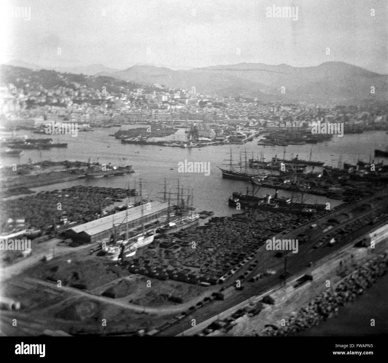 AJAXNETPHOTO.1910. Genova, Italia. Vista del porto con le navi a vela caricamento da chiatte. foto:H.H. ROSE/AJAX VINTAGE PICTURE LIBRARY REF:EPS006 1 Foto Stock