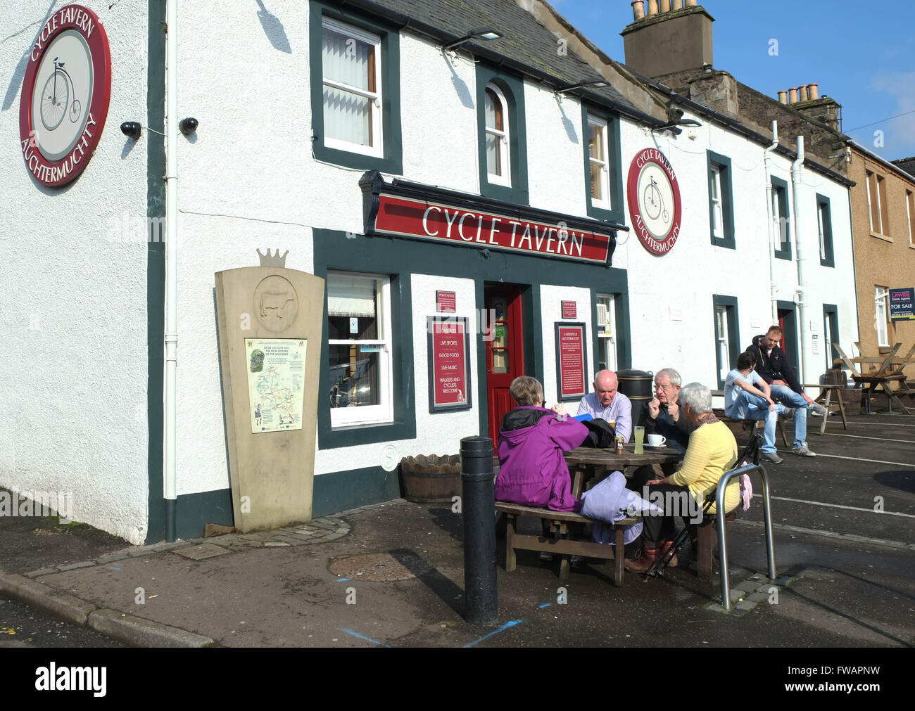 I clienti potranno godere di una bibita rinfrescante al di fuori del ciclo Tavern di Auchtermuchty, Fife, Scozia, Foto Stock