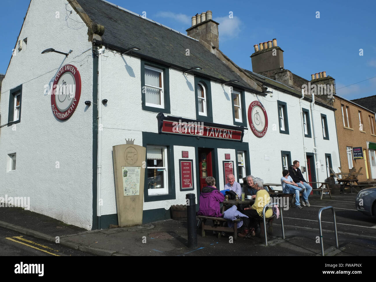 I clienti potranno godere di una bibita rinfrescante al di fuori del ciclo Tavern di Auchtermuchty, Fife, Scozia, Foto Stock
