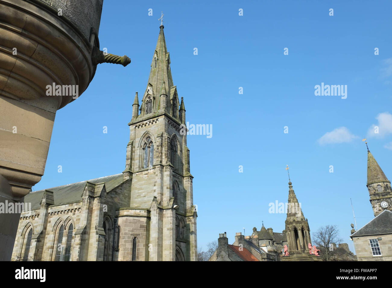 03/04/2016, la chiesa parrocchiale e Bruce fontana nelle Falkland Fife, Scozia, Regno Unito. Foto Stock