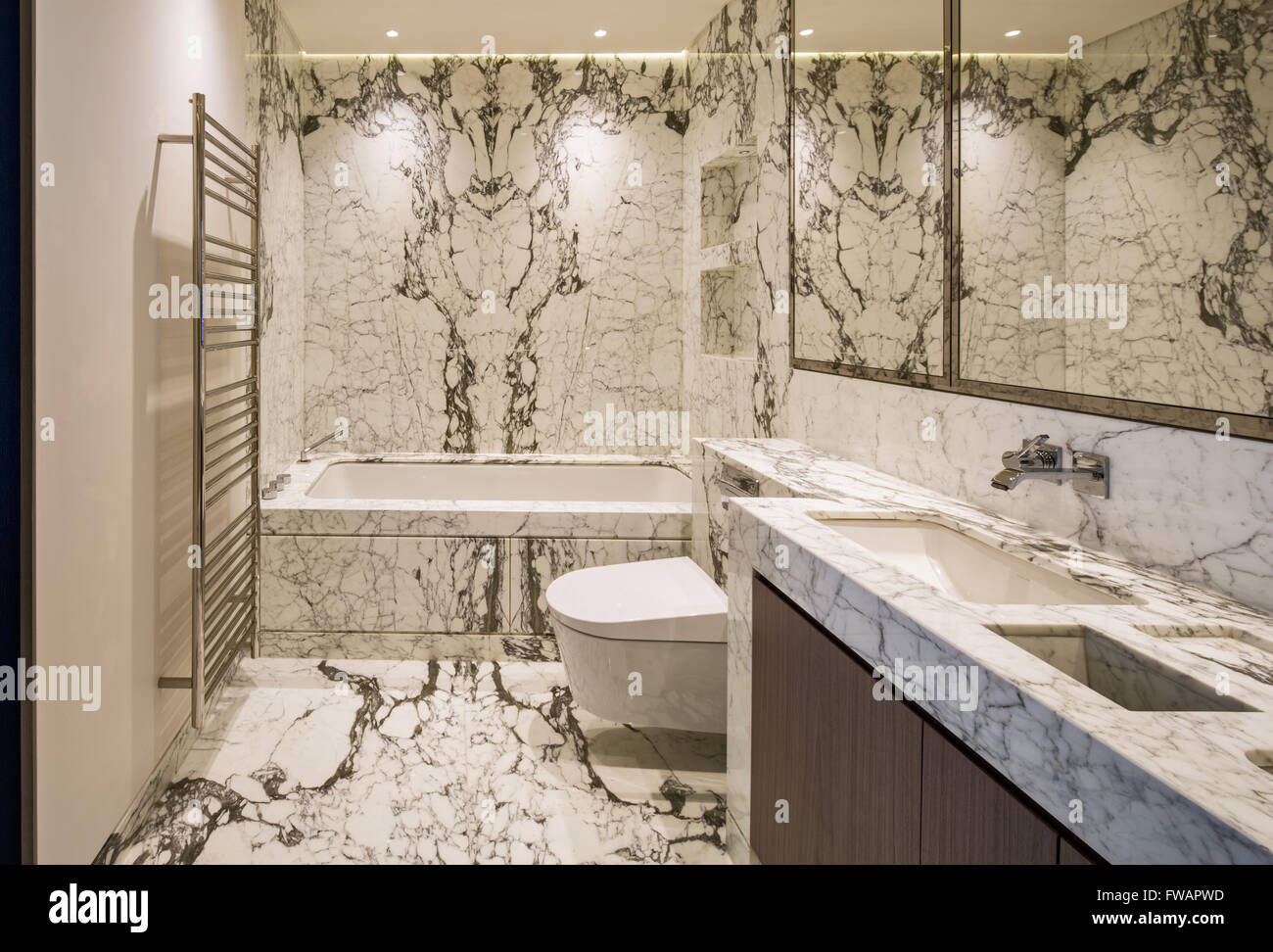 Bagno in marmo di lusso in Londra appartamento attico Foto Stock