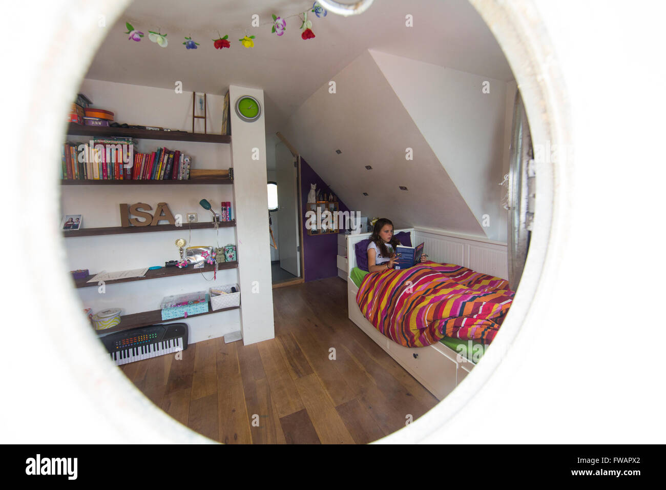 Ragazza olandese di vivere su una casa galleggiante ad Amsterdam Foto Stock